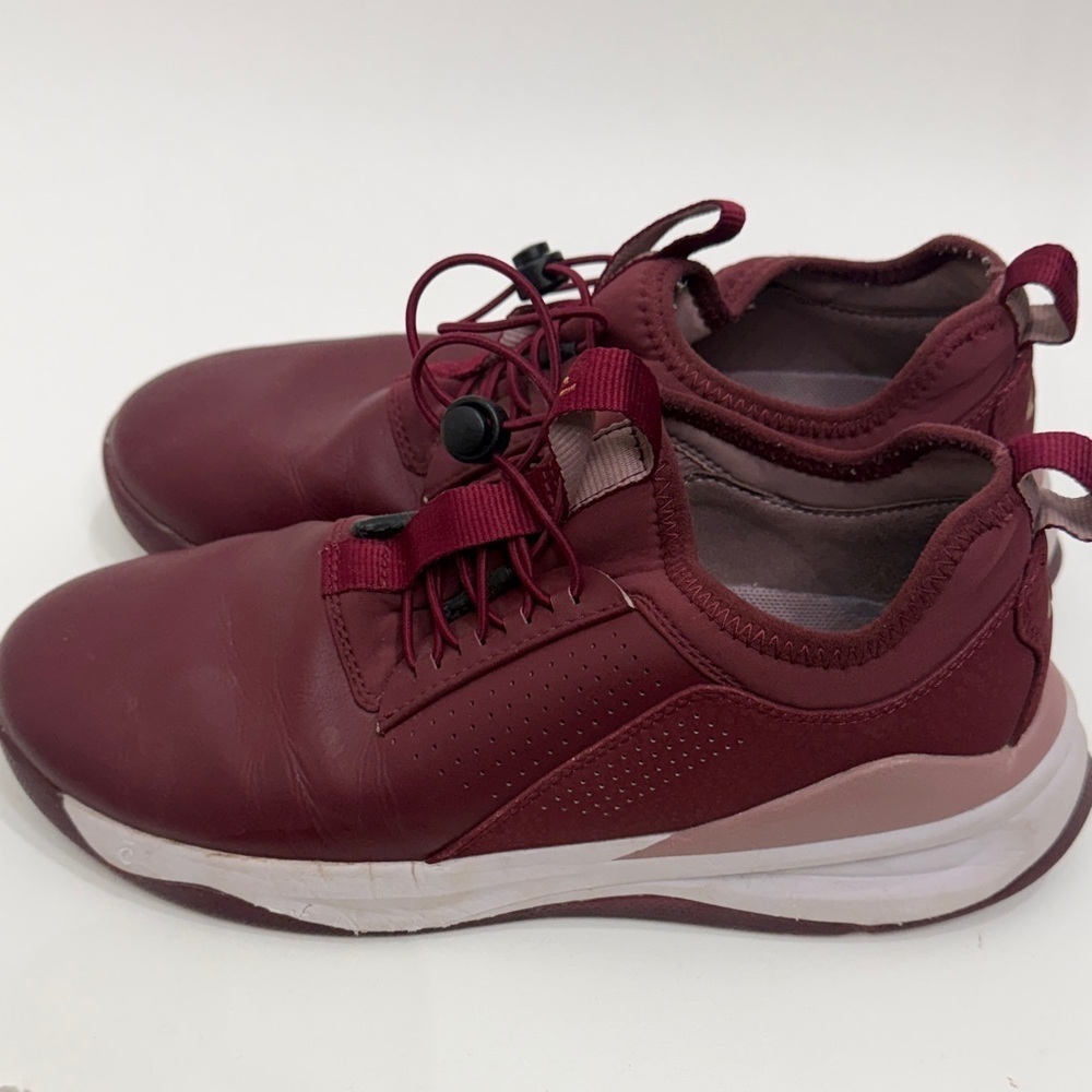 Clove Women’s Classic Royal Maroon nursing sneakers size 8.5